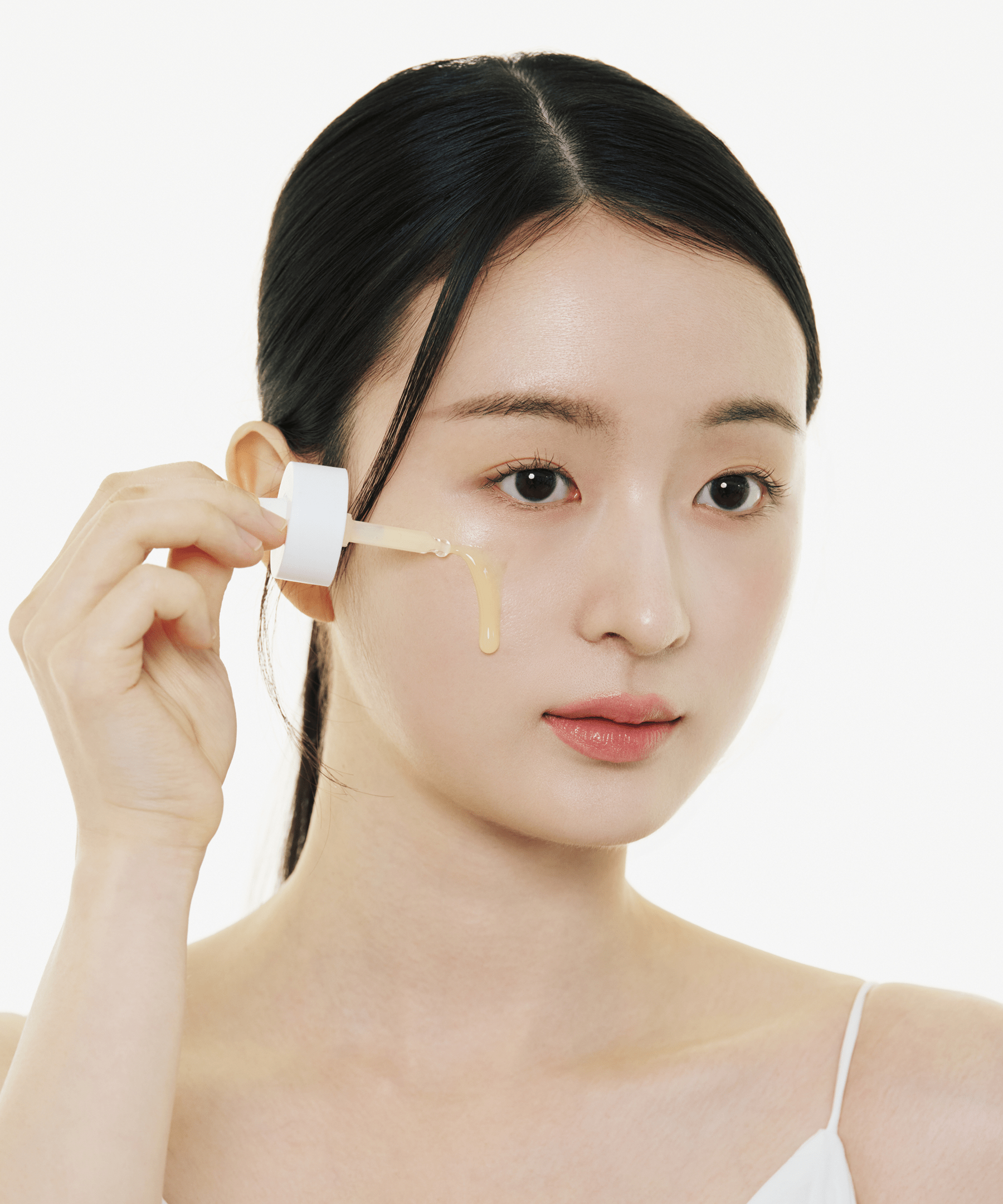 female model using RETINOL 0.2 BOOSTING SHOT AMPOULE