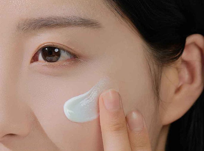 {"type":"root","children":[{"type":"paragraph","children":[{"type":"text","value":"At the last step of basic skincare, evenly apply on areas exposed to UV rays such as face, neck, arms, and legs."}]}]}