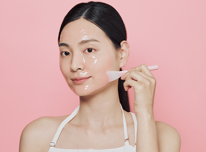 {"type":"root","children":[{"type":"paragraph","children":[{"type":"text","value":"1. After cleansing, as the final step of skincare, apply an appropriate amount with a brush and gently spread it over the entire face, avoiding the eye and mouth areas.\n\n2. After about 20–30 minutes, allow it to dry completely until the pink formula turns into a transparent film, then peel off starting from the edges.\n\n*Close the cap tightly after use. "}]}]}